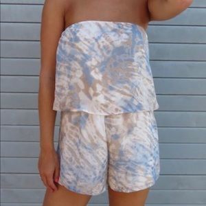 Cute strapless tie-dye romper.